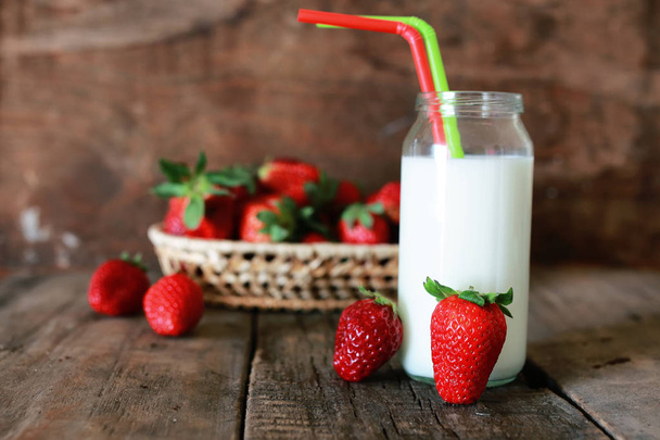 fraises et lait dans un verre
 - Photo, image