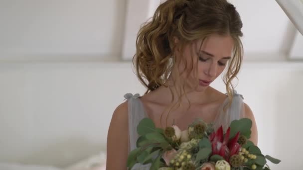 beautiful young bride in a bedroom - Filmmaterial, Video