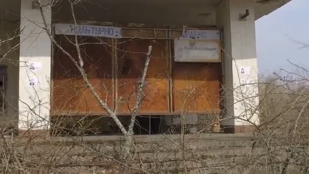 Dışlama bölgesi. 6 Nisan 2017 Pripyat şehrin merkezi kare otelin yakınındaki bir paslı reklam stand - Video, Çekim