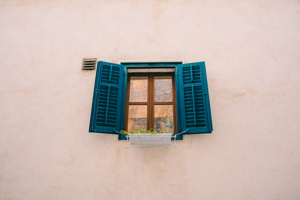 Зелені віконні вікна. Фасад будинків
 - Фото, зображення