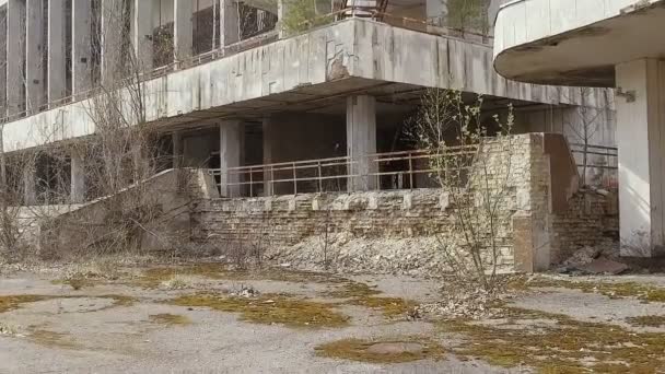 Dışlama bölgesi. Chernobyl nükleer santral. Pripyat. Şehrin üzerinde 6 Nisan 2017 Pripyat Energetik Kültür Evi - Video, Çekim