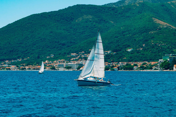 Regata de vela no Montenegro. Regata em iates na Baía de Boka
 - Foto, Imagem