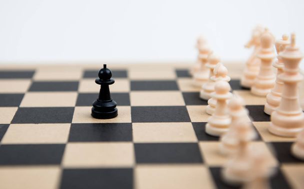 Peones de ajedrez en un tablero de ajedrez
 - Foto, Imagen