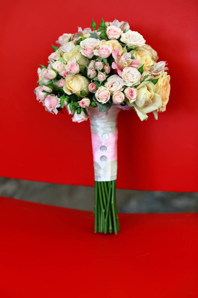 Wedding bouquet on the red chair - Foto, Imagem