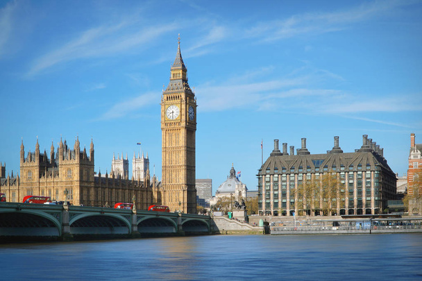 London, Egyesült Királyság. A Big Ben és a Westminster Bridge a piros buszok. - Fotó, kép