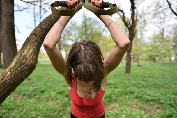 Jeune femme séduisante fait étirement du corps avec trx fitness str
 - Photo, image
