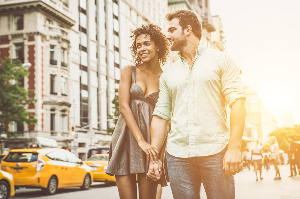 Happy couple walking in New york city - Fotoğraf, Görsel