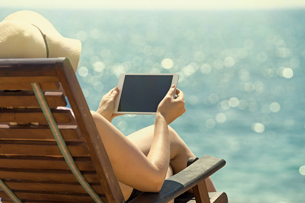 Üres üres tabletta számítógép a kezében a nők, a strandon - Fotó, kép