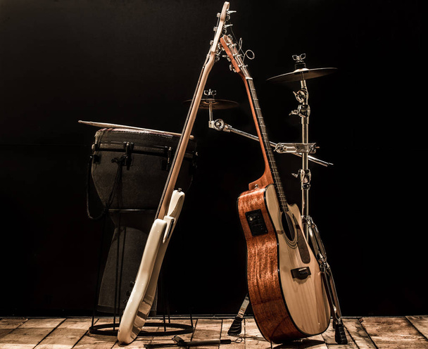 μουσικά όργανα, ακουστική κιθάρα και μπάσο κιθάρα και κρουστά τύμπανα - Φωτογραφία, εικόνα
