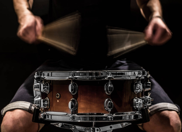 člověk hraje hudební bicí nástroj s holemi hudební koncept bubnových pracovní - Fotografie, Obrázek