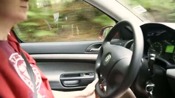 NORVÉGIA, NORVÉG - CIRCA 2016: Autó belső kilátás nő gyorsan hajt az erdőben - Felvétel, videó