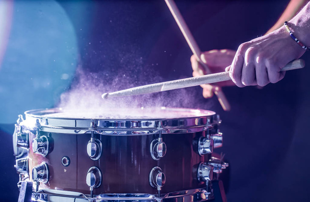 člověk hraje hudební bicí nástroj s holemi, hudební pojetí, krásné osvětlení ve vymezené ploše - Fotografie, Obrázek