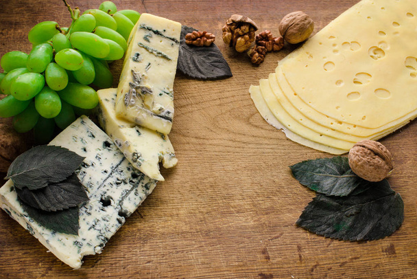 ποικιλία διαφόρων τύπων τυριού σε σανίδα - Φωτογραφία, εικόνα