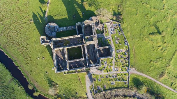  Vue aérienne d'un site touristique public irlandais gratuit, Abbaye de Quin, comté de Clare, Irlande. Vue aérienne du paysage de cette belle architecture historique celtique ancienne dans le comté de Clarté Irlande
. - Photo, image