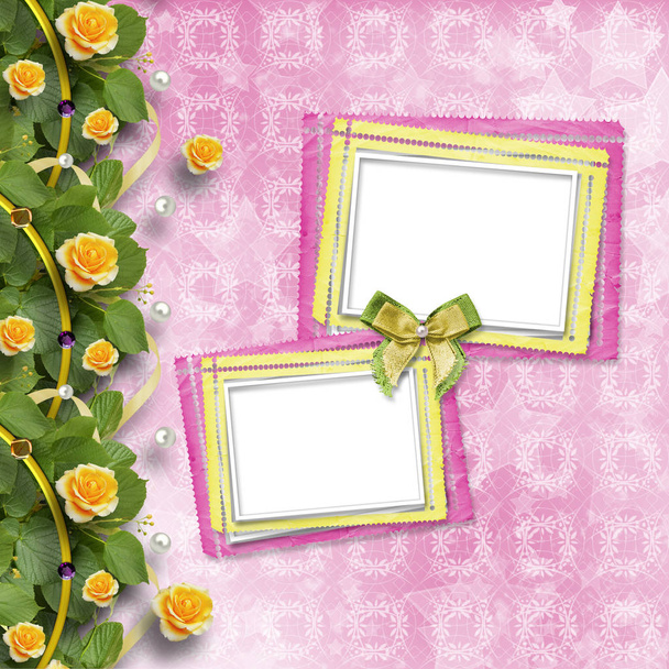 Belle carte de vœux avec roses jaunes et cadre en papier
 - Photo, image
