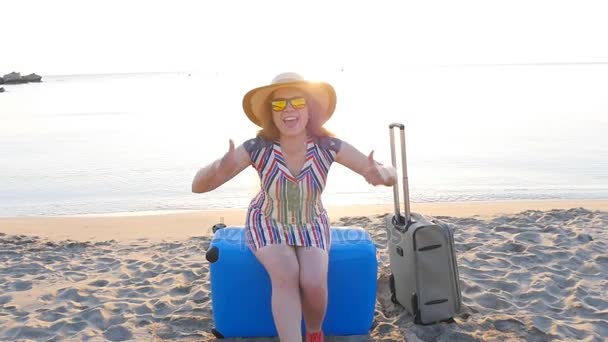 Šťastná mladá žena s kufrem palce nezobrazovaly na dovolenou - Záběry, video
