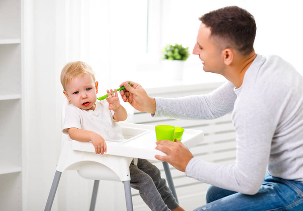 Padre alimenta el llanto bebé hijo
  - Foto, Imagen