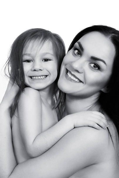 Портрет щасливої молодої мами з дочкою ізольовані на
 - Фото, зображення