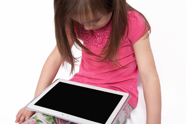 Mała dziewczynka z komputera typu Tablet na białym tle - Zdjęcie, obraz