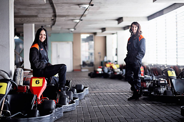 Dvě mladé dívky motokárové závodníky - Fotografie, Obrázek