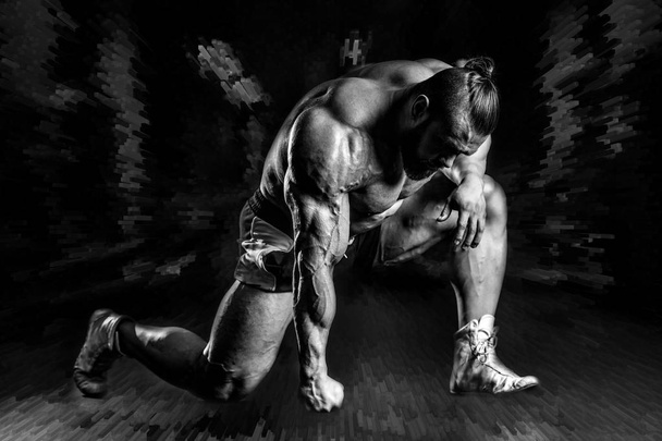 Knappe fit Kaukasische gespierde man die buigen zijn spieren in sportschool - Foto, afbeelding