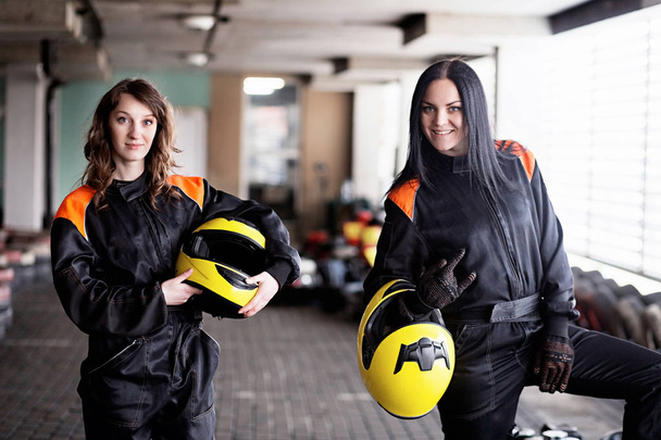 Twee jonge meisjes karting racers - Foto, afbeelding
