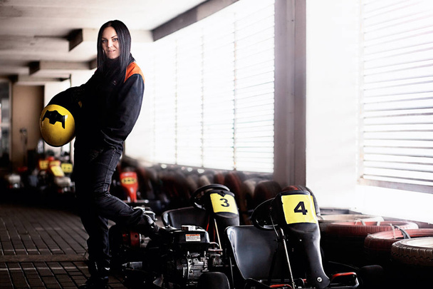 Jong meisje karting racer - Foto, afbeelding