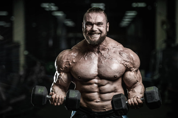 Przystojny moc lekkoatletycznego mężczyzna na trening dieta pompowania mięśni - Zdjęcie, obraz