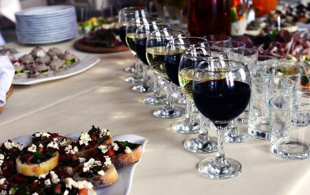 Fancy geserveerd vruchten buffet op luxe party tafel in restaurant - Foto, afbeelding