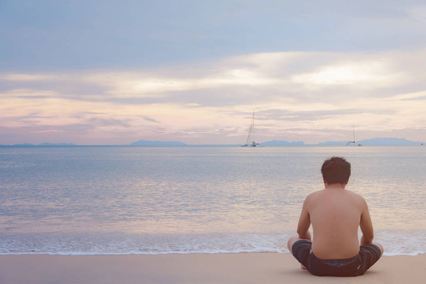 Człowiek siedzi zobaczyć morze sam - Zdjęcie, obraz