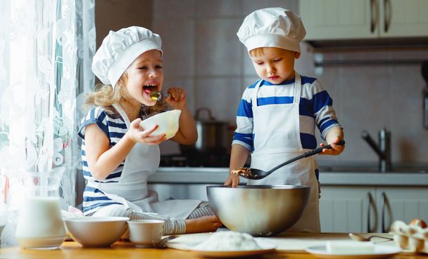 幸せな家族のおかしい子供キッチンで焼くクッキー - 写真・画像