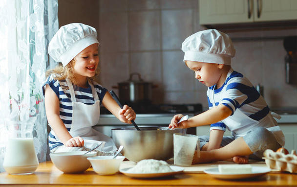 幸せな家族のおかしい子供キッチンで焼くクッキー - 写真・画像