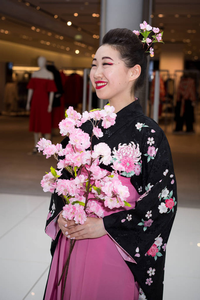 moskau, russland - 02. april 2017: geisha in traditionellem japanischem Kimono im einkaufszentrum otrada korridor während der aufrechterhaltung einer sushi-rekordveranstaltung. - Foto, Bild