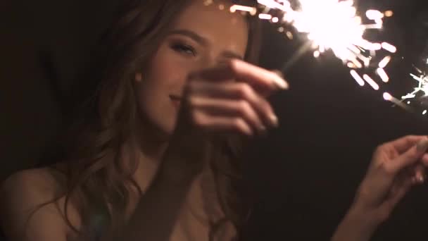 portrait of attractive girl with sparklers. sexy girl dancing - Filmagem, Vídeo