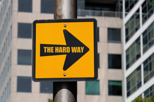 Directionele bord met conceptuele message The Hard Way - Foto, afbeelding