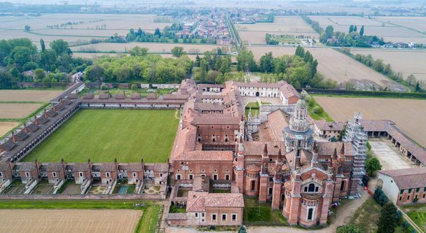 Luftaufnahme der Certosa di Pavia, erbaut im späten vierzehnten Jahrhundert, Höfe und der Kreuzgang des Klosters und Schreins in der Provinz Pavia, Lombardei, Italien - Foto, Bild