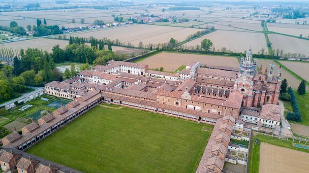 Luchtfoto van de Certosa di Pavia, gebouwd in de late 14e eeuw, de rechtbanken en het klooster van het klooster en het heiligdom in de provincie van Pavia, Lombardia, Italië - Foto, afbeelding