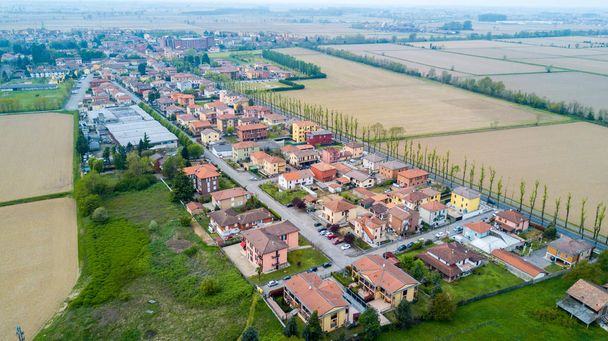 Certosa de Pavia, vista aérea, aldeia. Município de província. Telhados e campos na província de Pavia. Pavia, Lombardia, Itália
 - Foto, Imagem