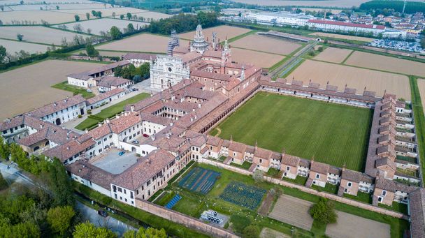 Vista aérea de la Certosa di Pavia, construida a finales del siglo XIV, los tribunales y el claustro del monasterio y santuario en la provincia de Pavía, Lombardía, Italia
 - Foto, imagen
