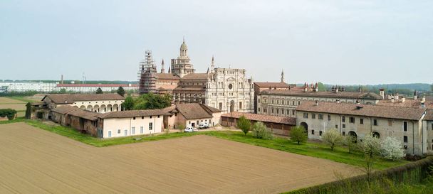 Widok z lotu ptaka Certosa di Pavia, zbudowany w XIV wieku, sądów i krużganek klasztoru i sanktuarium w prowincji Pavia, Lombardia, Włochy - Zdjęcie, obraz