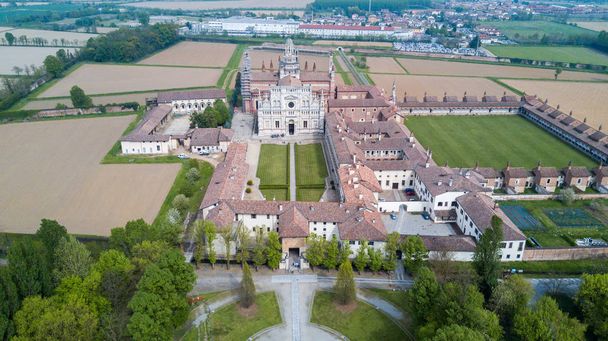 Luftaufnahme der Certosa di Pavia, erbaut im späten vierzehnten Jahrhundert, Höfe und der Kreuzgang des Klosters und Schreins in der Provinz Pavia, Lombardei, Italien - Foto, Bild