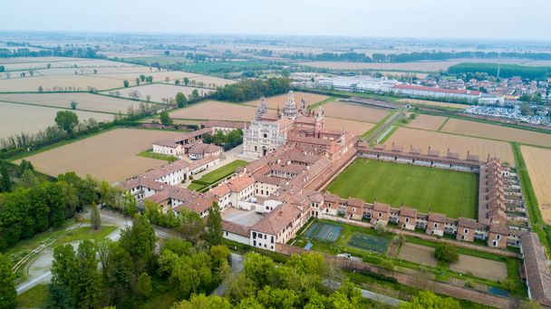 Вид с воздуха на Чертозу-ди-Павия, построенную в конце XIV века, дворы и монастырь монастыря и святыню в провинции Павия, Ломбардия, Италия
 - Фото, изображение