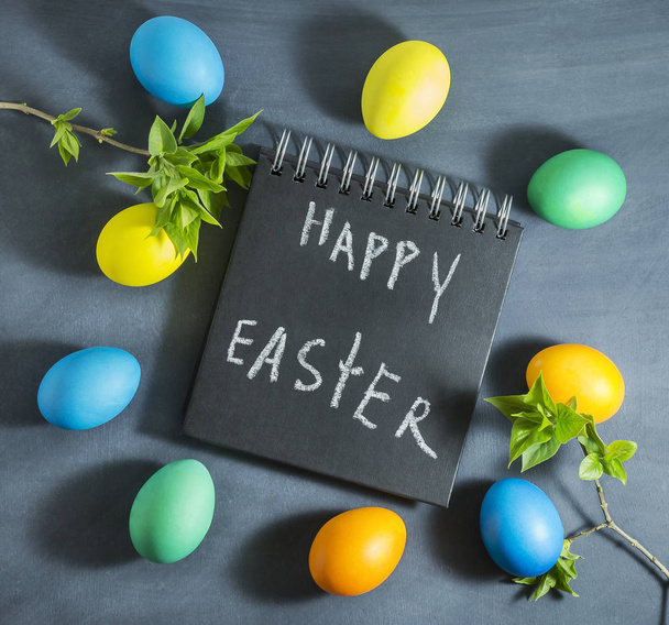 Composición de Pascua con huevos de colores sobre un fondo azul oscuro
. - Foto, Imagen