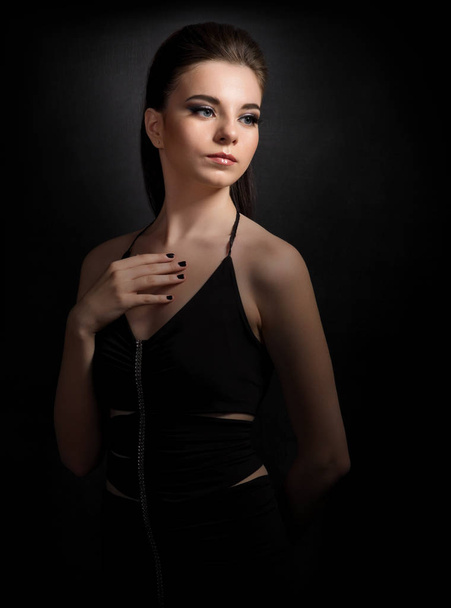 Portrait of young woman (color version) - Foto, afbeelding