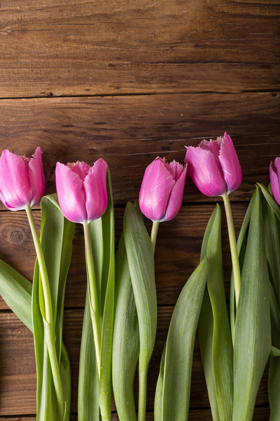 tulipanes rosados sobre fondo de madera - Foto, Imagen