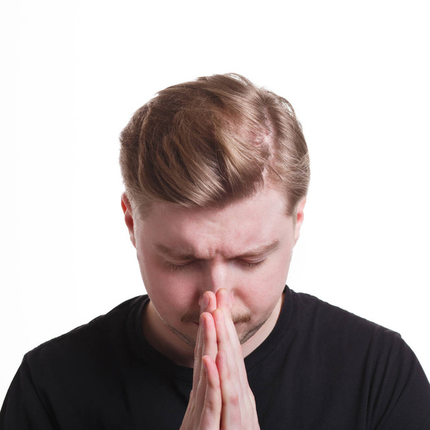 Έκφραση του προσώπου και της συγκίνησης, αισιόδοξος άνθρωπος προσεύχεται - Φωτογραφία, εικόνα