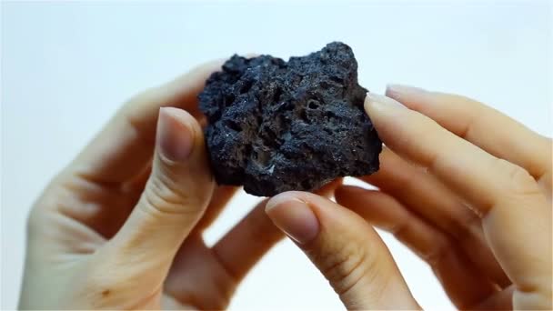 Manganerz - Mangan (mn). Bergbau und Gewinnung von Mineralien. Hand hält Stück schwarzen Mangan Ore. Schwerindustrie - Filmmaterial, Video