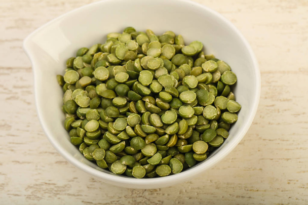 Green peas  in the bowl - Фото, изображение