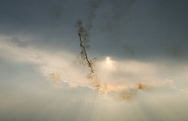 Lentokone värillinen jälki savu lentää sininen pilvet taivaalla
, - Valokuva, kuva