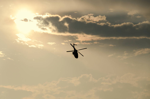 曇り空を飛んで Iar プーマ elicopter シルエット - 写真・画像